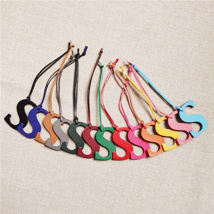 English Letter O P Q R S T Alp - مراجعة Monogram Keychain Leather وسعره