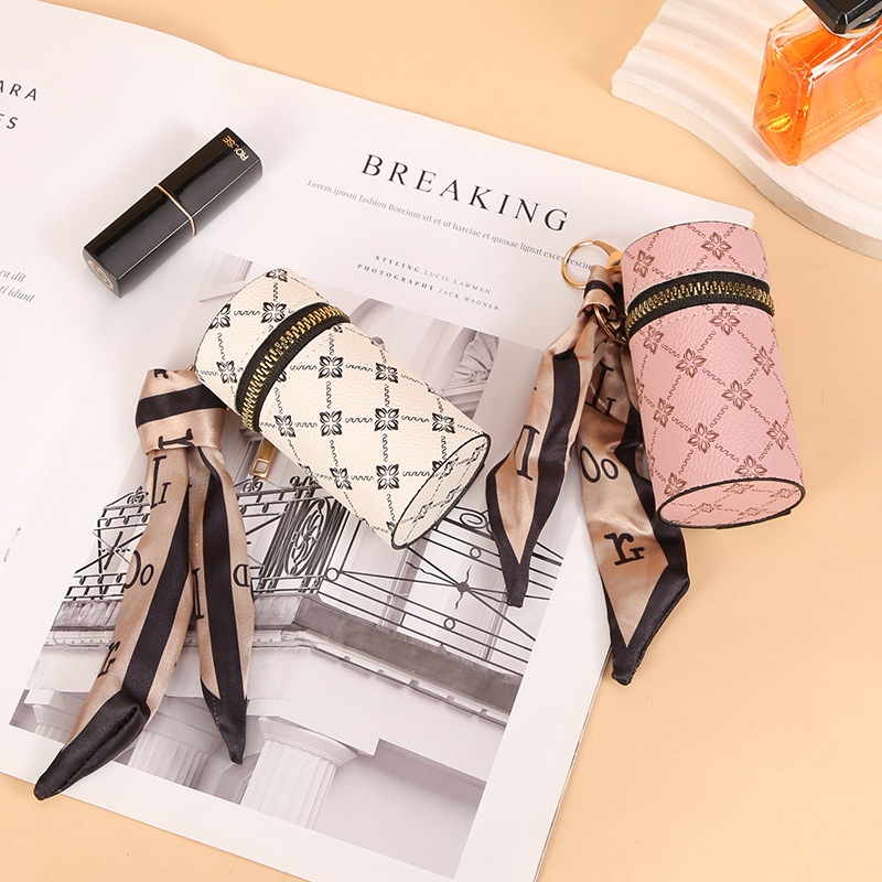 Scarf Pattern Lipstick Keychai - مراجعة Monogram Keychain Leather وسعره