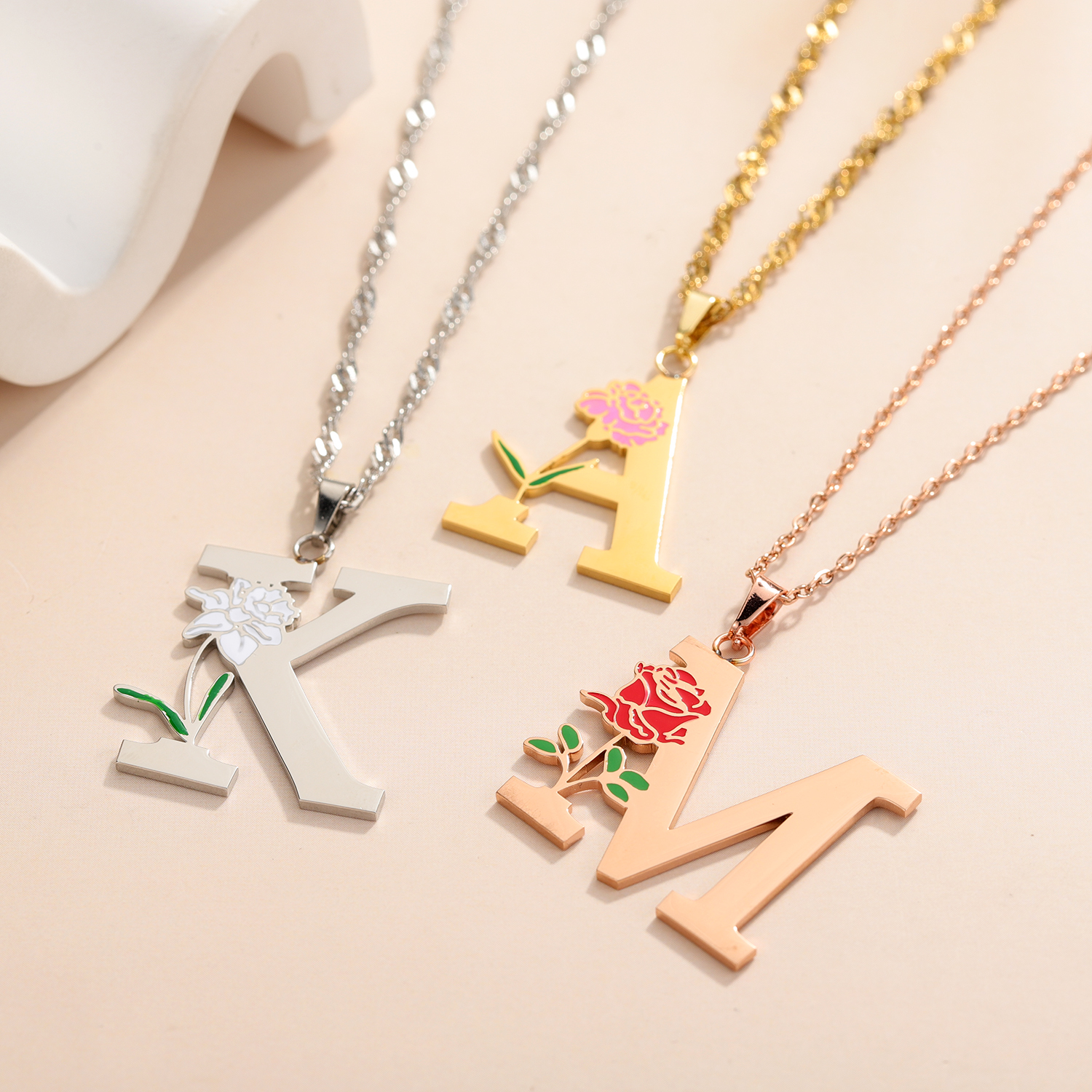 Custom Flower Initial Letter P - مراجعة Birth Flower Necklace وسعره